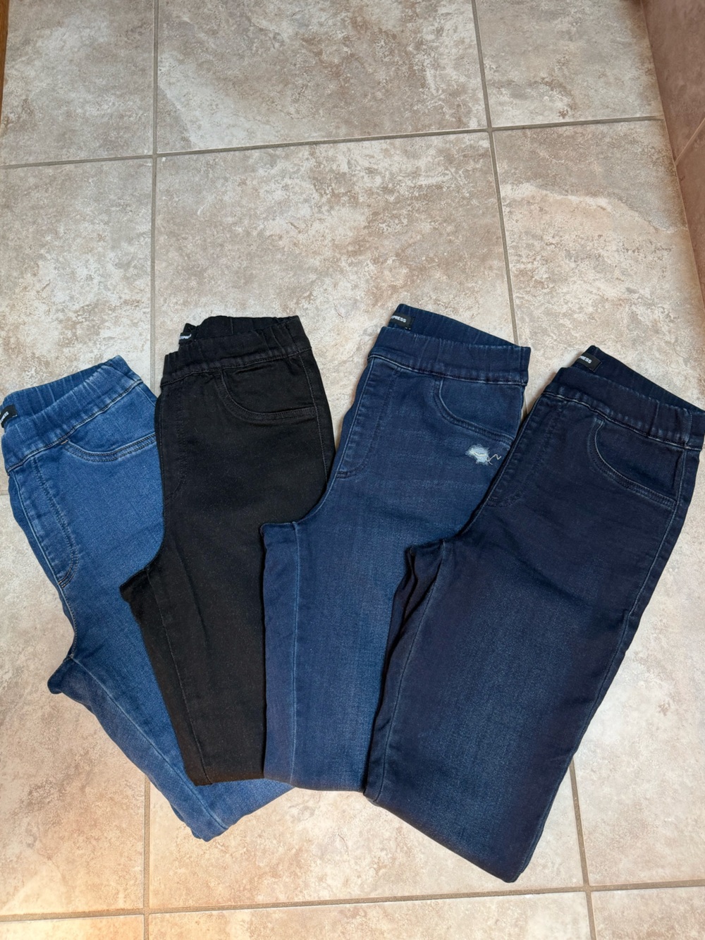 4 Pairs of Express Women’s High-Rise Skinny Pull-On Jeggings - Size Medium